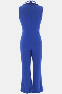 Detaillierte Rückansicht eines königsblauen ärmellosen Jumpsuits mit weitem Bein