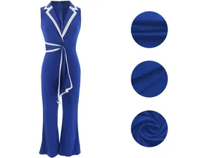 Detailansicht des blauen ärmellosen V-Ausschnitt-Jumpsuits mit Stoffdetails