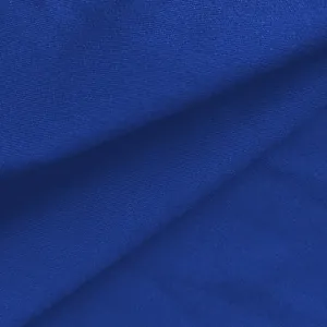 Makroansicht der königsblauen Stoffstruktur für elegante Jumpsuits mit feiner Webart.