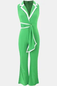 Detailansicht eines grünen ärmellosen Jumpsuits mit V-Ausschnitt und weißem Besatz