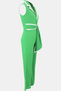 Seitenansicht eines eleganten grünen ärmellosen Overalls mit weißem Randabschluss.