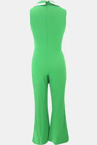 Rückansicht eines schicken grünen ärmellosen Jumpsuits mit weitem Bein und weißem Kragen.