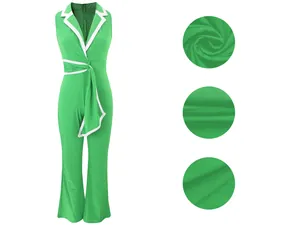Stilvoller grüner ärmelloser Jumpsuit mit V-Ausschnitt, weißem Besatz und Stoffdetails
