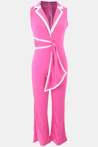 Eleganter ärmelloser Jumpsuit in Pink mit V-Ausschnitt und weißen Kontrastdetails am Revers.