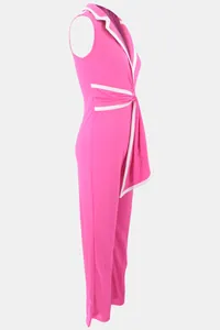 Seitenansicht eines pinkfarbenen ärmellosen Jumpsuits mit weißen Details und Knoten