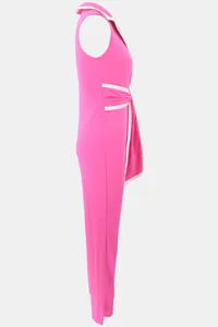 Seitenansicht des eleganten, ärmellosen rosa Jumpsuits mit V-Ausschnitt und weitem Bein