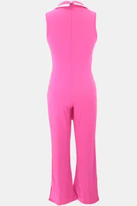 Detaillierte Rückansicht eines lebhaften rosa ärmellosen Overalls mit weißem Kragen