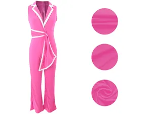 Detailansicht der Stoffstruktur für einen rosa ärmellosen Jumpsuit mit V-Ausschnitt.