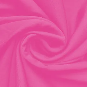 Detailaufnahme der leuchtend rosa atmungsaktiven Stofftextur für ärmellosen Jumpsuit