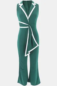 Detailansicht eines eleganten grünen ärmellosen Overalls mit weißem Kontrastbesatz