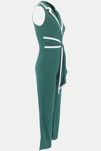Seitenansicht des dunkelgrünen ärmellosen Jumpsuits mit weißem Saum