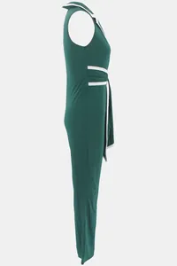 Seitenprofil eines eleganten dunkelgrünen ärmellosen Jumpsuits mit weißen Kontrastdetails