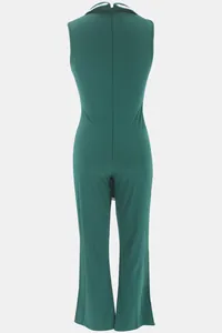 Detailansicht der Rückseite eines eleganten dunkelgrünen ärmellosen Jumpsuits mit weitem Bein