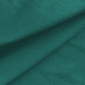 Nahaufnahme von petrolfarbenem Twill-Stoff mit eleganter Textur für Damen-Jumpsuits.