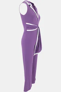 Seitenansicht eines eleganten lila ärmellosen Jumpsuits mit weißem Besatz und V-Ausschnitt