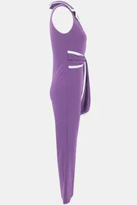 Seitenansicht des eleganten lila ärmellosen Jumpsuits mit weißem Besatz und V-Ausschnitt