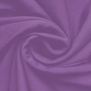 Nahaufnahme der eleganten lila Strickstofftextur für Damen-Jumpsuit mit weitem Bein