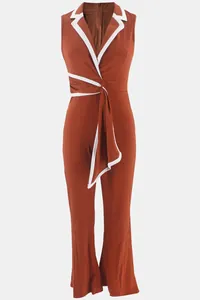 Vorderansicht eines eleganten ärmellosen Jumpsuits mit V-Ausschnitt und Taillenbindung.