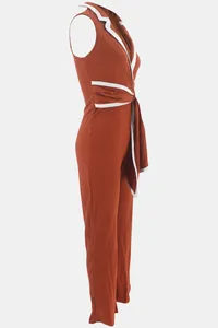 Seitenansicht eines eleganten ärmellosen Overalls in Terrakotta mit weißem Besatz