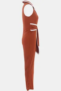 Seitenansicht eines rostorangen ärmellosen Jumpsuits mit weißem Besatz und Taillenband