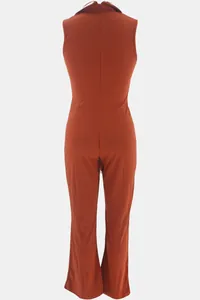 Detaillierte Rückansicht eines ärmellosen, rostfarbenen Jumpsuits mit weitem Bein