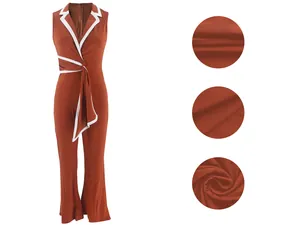 Eleganter rostoter ärmelloser Jumpsuit mit V-Ausschnitt, weißem Besatz und Stoffdetails