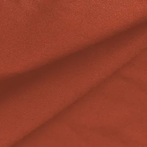 Makroansicht der hochwertigen rostroten gewebten Stofftextur für Damen-Jumpsuits