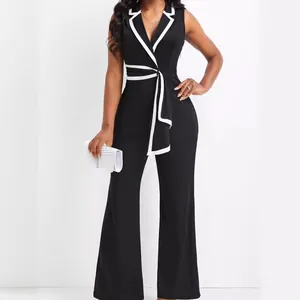 Combinaison noire élégante sans manches avec col en V, passepoil blanc et jambes larges.