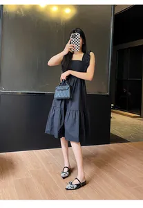 Elegante schwarze spitze flache Pantoletten mit Strass-Schnallendekoration am Modell