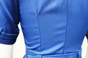 Detailansicht des königsblauen Overalls mit Fokus auf die Nähte und das Twill-Gewebe.