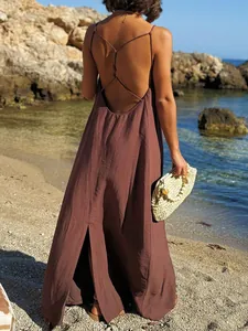 Elegante vestido maxi marrón con espalda descubierta y tirantes para la playa