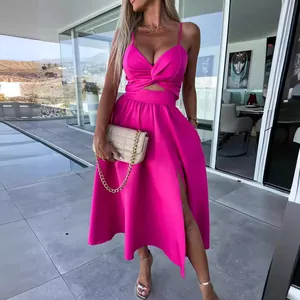 Elegante abito fucsia con spalline sottili, cut-out in vita e spacco alto per l'estate