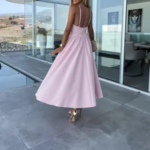 Elegante abito midi rosa con spalline sottili, gonna a ruota svasata e dettagli sul retro