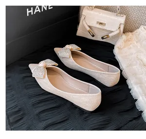 Elegante spitze Ballerinas mit funkelnder Strass-Schleife und feinem Glitzer-Finish