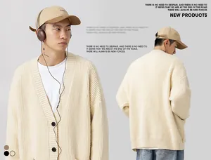 Vista frontale e posteriore di un cardigan in maglia crema su un modello asiatico.