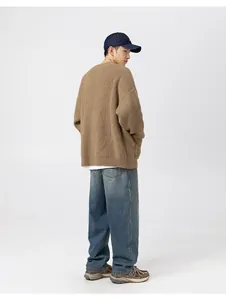 Vista posteriore di un cardigan marrone a coste grosse con vestibilità rilassata da uomo