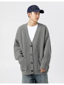 Primo piano del cardigan grigio a maglia grossa a coste su modello maschile in studio