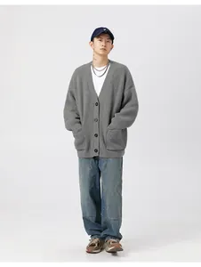 Dettaglio del cardigan grigio a coste pesanti per un look street style autunnale maschile
