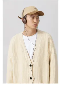 Dettaglio di cardigan in maglia pesante con finitura a coste
