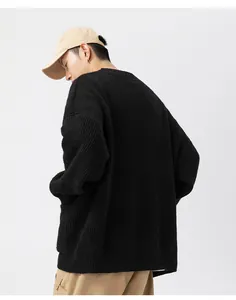 Vista posteriore dettagliata di un cardigan nero in maglia grossa con trama del tessuto.