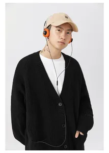 Modello che indossa un cardigan nero in maglia grossa con trama in stile giapponese