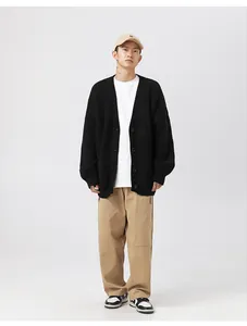 Modello che indossa un cardigan nero in maglia pesante in stile giapponese minimal