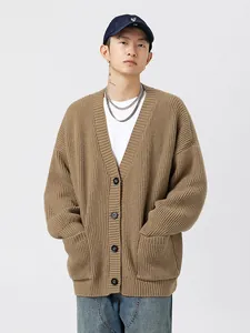 Cardigan da uomo in maglia a coste pesanti marrone con scollo a V e bottoni di tendenza