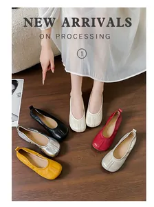 Ballerine retrò con punta divisa arricciata in vari colori su pavimento in legno