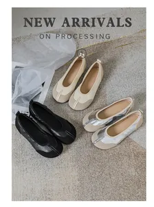 Detaillierte Draufsicht auf schicke Tabi-Ballerinas in Beige, Schwarz und Silber