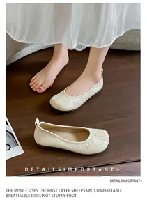 Dettaglio di ballerine a pieghe con comoda soletta in pelle di pecora.