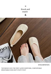 Dettaglio ballerine beige retrò a pieghe con soletta in pelle di pecora