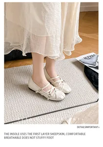 Detail von cremefarbenen Mary Jane Ballet-Flats mit Schafsleder-Innensohle