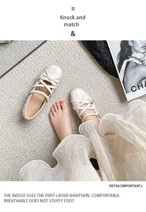Nahaufnahme cremefarbener Mary Jane Ballerinas mit Schleife und Schafsledersohle