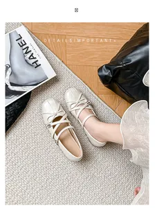 Detailansicht der französischen Ballett-Mary Jane-Schuhe mit Schleife und Kreuzriemen